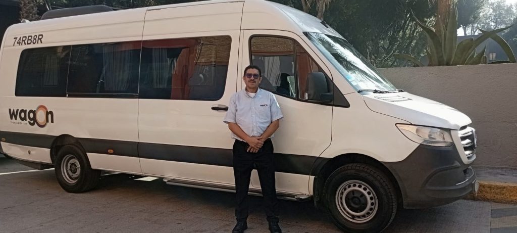 Conductor certificado de Wagon junto a una Sprinter para transporte de personal