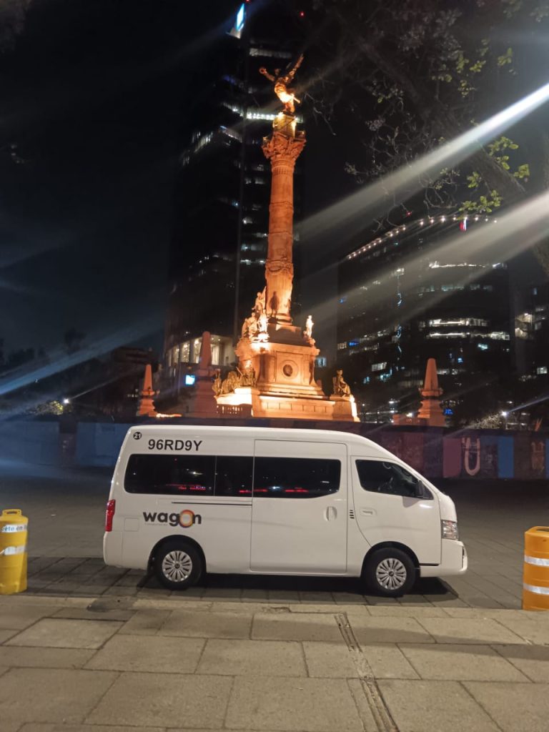Nissan Urvan de Wagon en el Ángel de la Independencia, CDMX