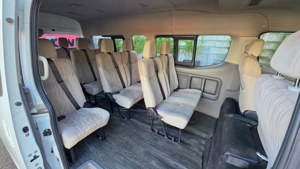 Interior de la Nissan Urvan con asientos para 13 pasajeros