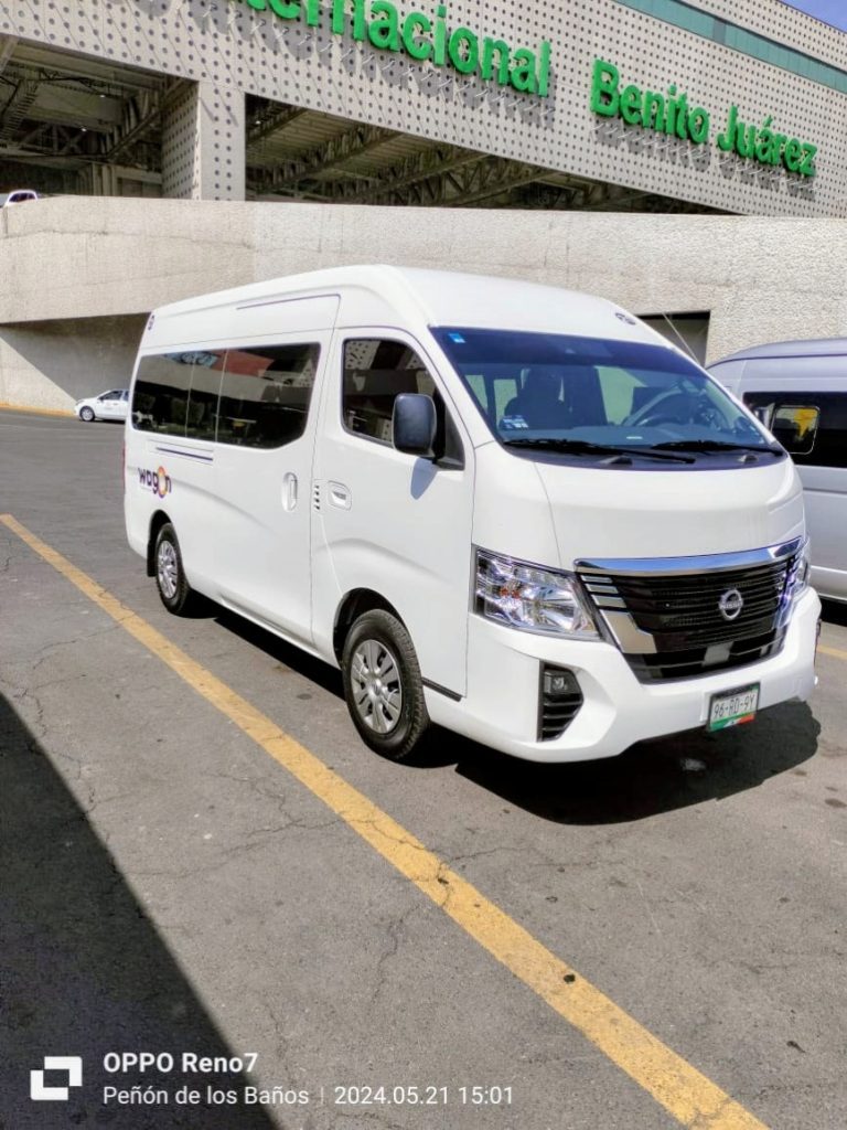 Nissan Urvan de Wagon en el Aeropuerto Internacional de la Ciudad de México (AICM)